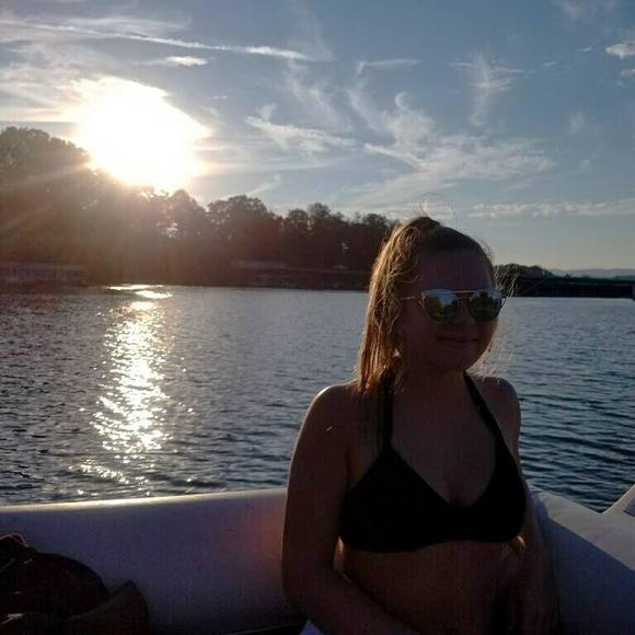 Meet your Posher, Lauren - Picture 1 of 1